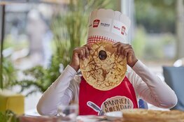 Zes basisscholen in gemeente Alkmaar bakken pannenkoeken voor ouderen