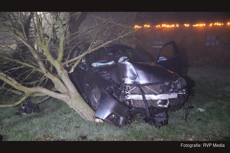 Automobilist belandt in voortuin van woning in Bergen