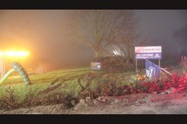 Automobilist belandt in voortuin van woning in Bergen