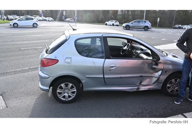 Auto's botsen op de Bergerweg in Alkmaar