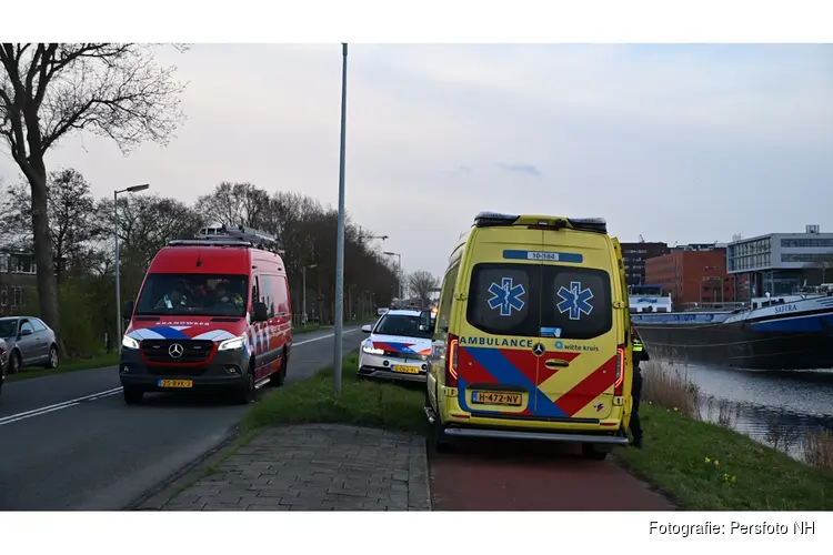 Persoon te water op Noorderkade in Alkmaar