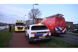 Persoon te water op Noorderkade in Alkmaar