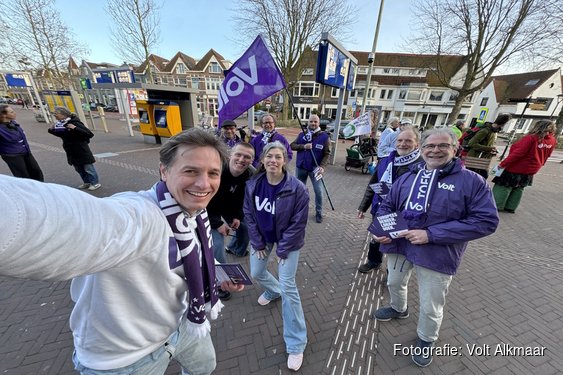 Partijleider Laurens Dassen van Volt op campagne in Alkmaar