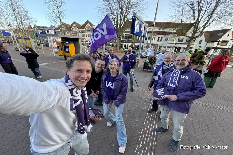 Partijleider Laurens Dassen van Volt op campagne in Alkmaar