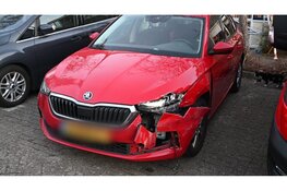 Bestuurder ramt drie geparkeerde auto’s en wordt aangehouden in Alkmaar