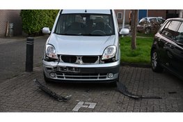 Bestuurder ramt drie geparkeerde auto’s en wordt aangehouden in Alkmaar