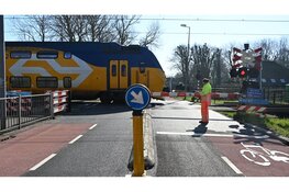 Fatbiker rijdt slagboom er uit op de Kalkovensweg in Alkmaar