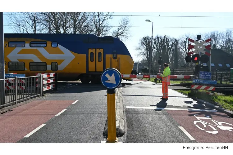Fatbiker rijdt slagboom er uit op de Kalkovensweg in Alkmaar