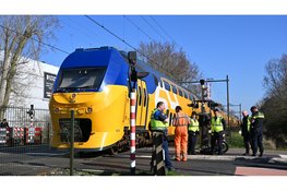 Fatbiker rijdt slagboom er uit op de Kalkovensweg in Alkmaar