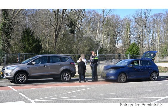 Kop-staartbotsing op Kennemerstraatweg in Alkmaar