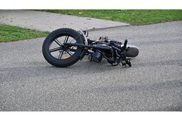 Fatbiker zwaar gewond aan benen na ongeval botsing met een auto