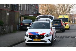 Auto rijdt tuin in van woning, bestuurder gereanimeerd