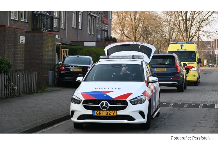 Auto rijdt tuin in van woning, bestuurder gereanimeerd