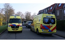 Auto rijdt tuin in van woning, bestuurder gereanimeerd