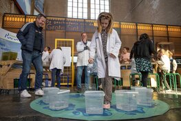 Alkmaarders weven tapijt van festivalafval tijdens UPfest