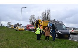 Bedrijfsbusje botst achterop auto op N244 bij Graft