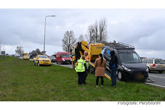 Bedrijfsbusje botst achterop auto op N244 bij Graft