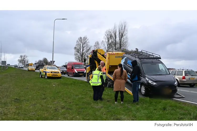 Bedrijfsbusje botst achterop auto op N244 bij Graft