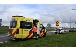 Bedrijfsbusje botst achterop auto op N244 bij Graft