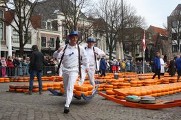 Eerste Alkmaarse Kaasmarkt van het seizoen geopend door Irene Schouten