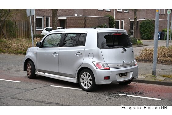 Fietser vliegt door achterruit bij ongeval in Alkmaar