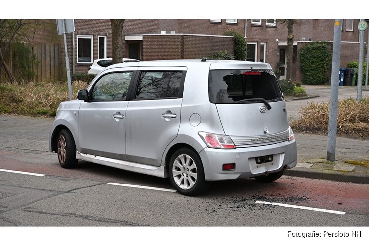 Fietser vliegt door achterruit bij ongeval in Alkmaar