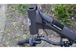 Fietser vliegt door achterruit bij ongeval in Alkmaar