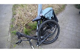 Fietser vliegt door achterruit bij ongeval in Alkmaar