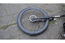 Fietser vliegt door achterruit bij ongeval in Alkmaar