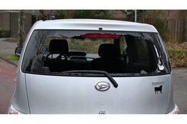 Fietser vliegt door achterruit bij ongeval in Alkmaar