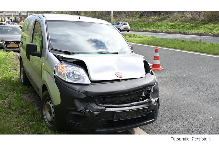 Twee auto’s botsen op N508 flinke schade