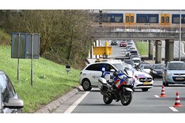 Twee auto’s botsen op N508, flinke schade