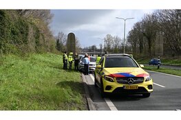 Twee auto’s botsen op N508, flinke schade
