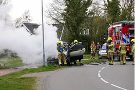 Auto vat al rijdend vlam in Bergen