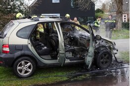 Auto vat al rijdend vlam in Bergen