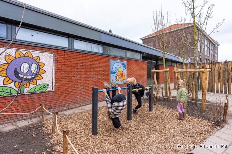 Kinderen openen nieuw en extra duurzaam schoolplein en pleintje in de Spoorbuurt