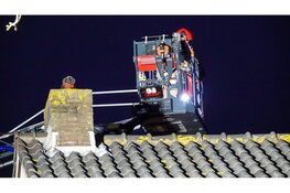 Brand op zolder van woning De Rijp, rook uit het dak