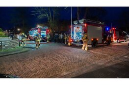 Brand op zolder van woning De Rijp, rook uit het dak