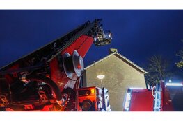Brand op zolder van woning De Rijp, rook uit het dak