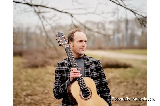 Gitarist Stefan Gerritsen bij Stichting Alhambra in de Remonstrantse kerk in Alkmaar