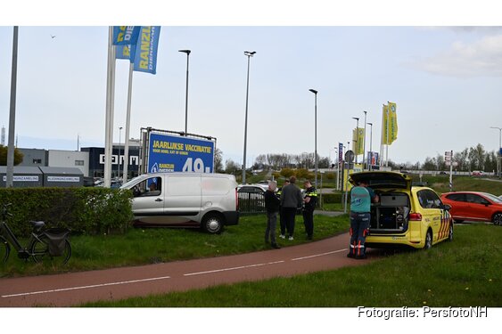 Auto belandt in plantsoen na aanrijding op De Omval
