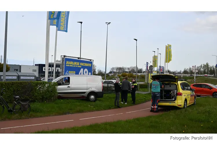 Auto belandt in plantsoen na aanrijding op De Omval