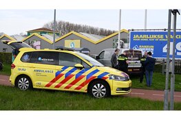 Auto belandt in plantsoen na aanrijding op De Omval