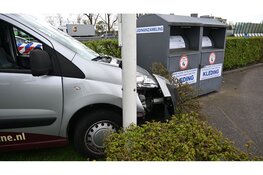 Auto belandt in plantsoen na aanrijding op De Omval
