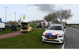Auto belandt in plantsoen na aanrijding op De Omval