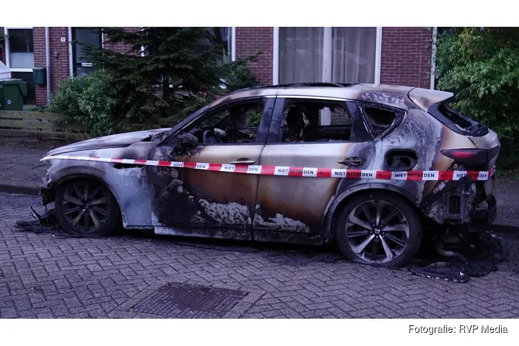 Auto zwaar beschadigd na brand in Alkmaar