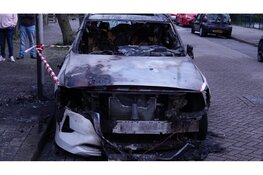 Auto zwaar beschadigd na brand in Alkmaar