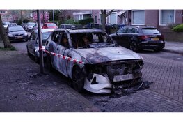 Auto zwaar beschadigd na brand in Alkmaar