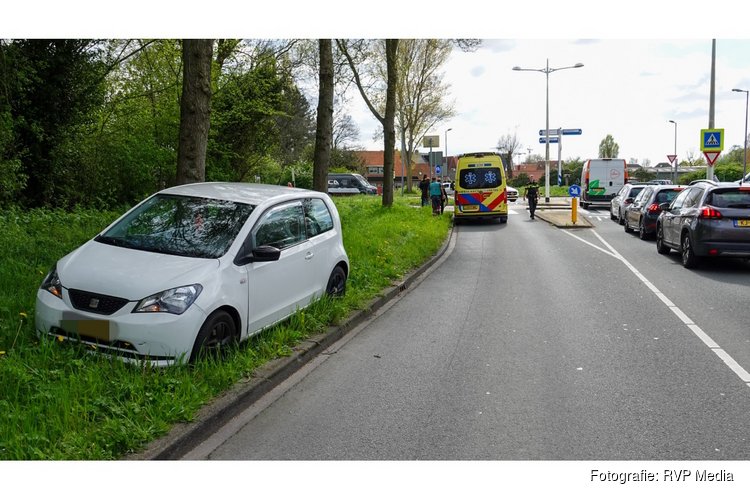Fietser gewond naar ziekenhuis na aanrijding op beruchte rotonde