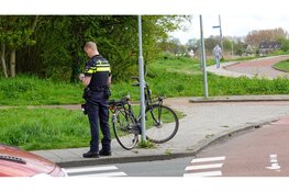 Fietser gewond naar ziekenhuis na aanrijding op beruchte rotonde